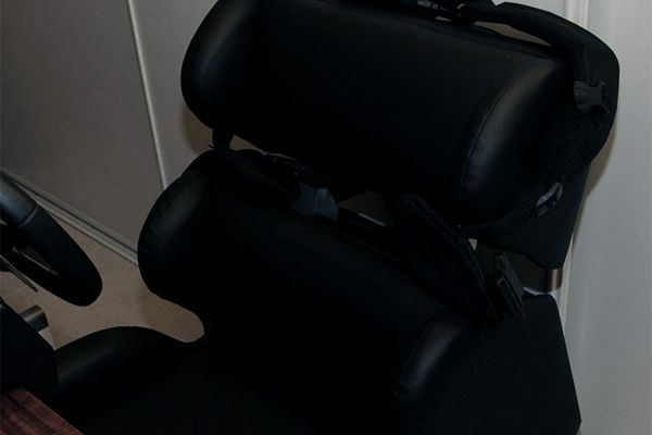 GS-105 GSeat Motion simulator, adjustable height desk version