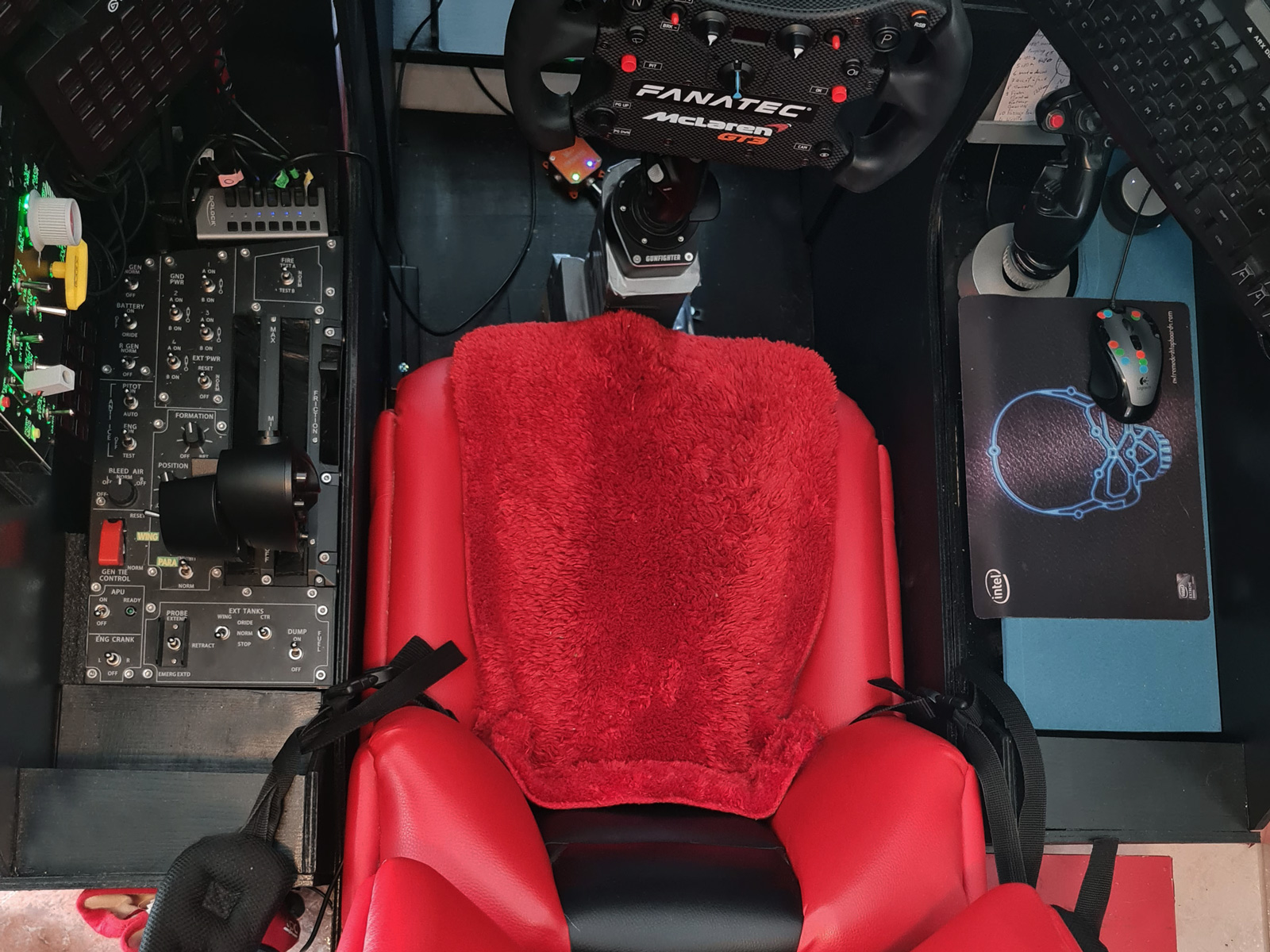 GS-Cobra noir GSeat simulateur dynamique installation sur cockpit en profiés aluminium
