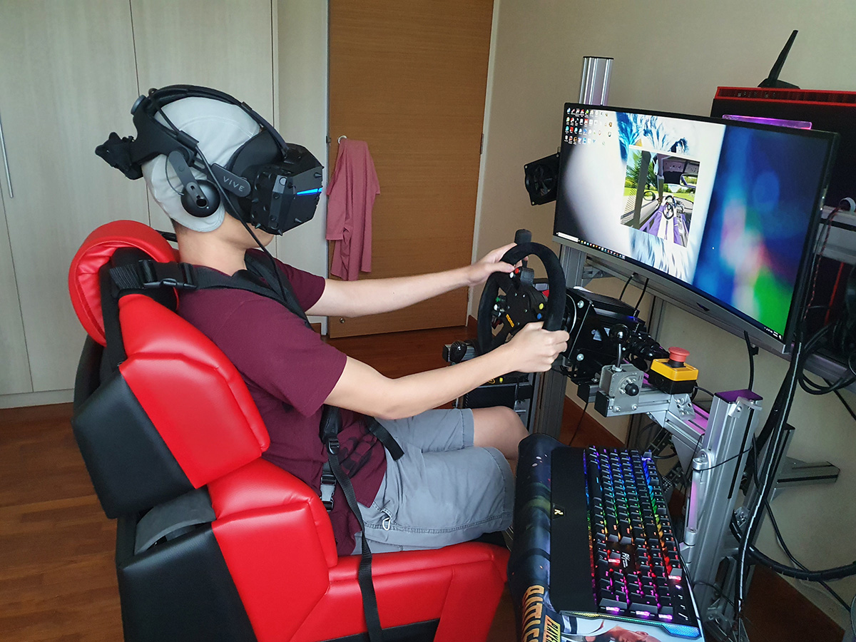 GS-Cobra GSeat motion simulator red and black installed in an aluminum profile cockpit